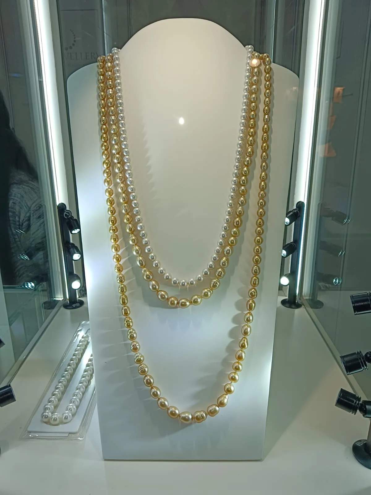 Untaian kalung mutiara keemasan