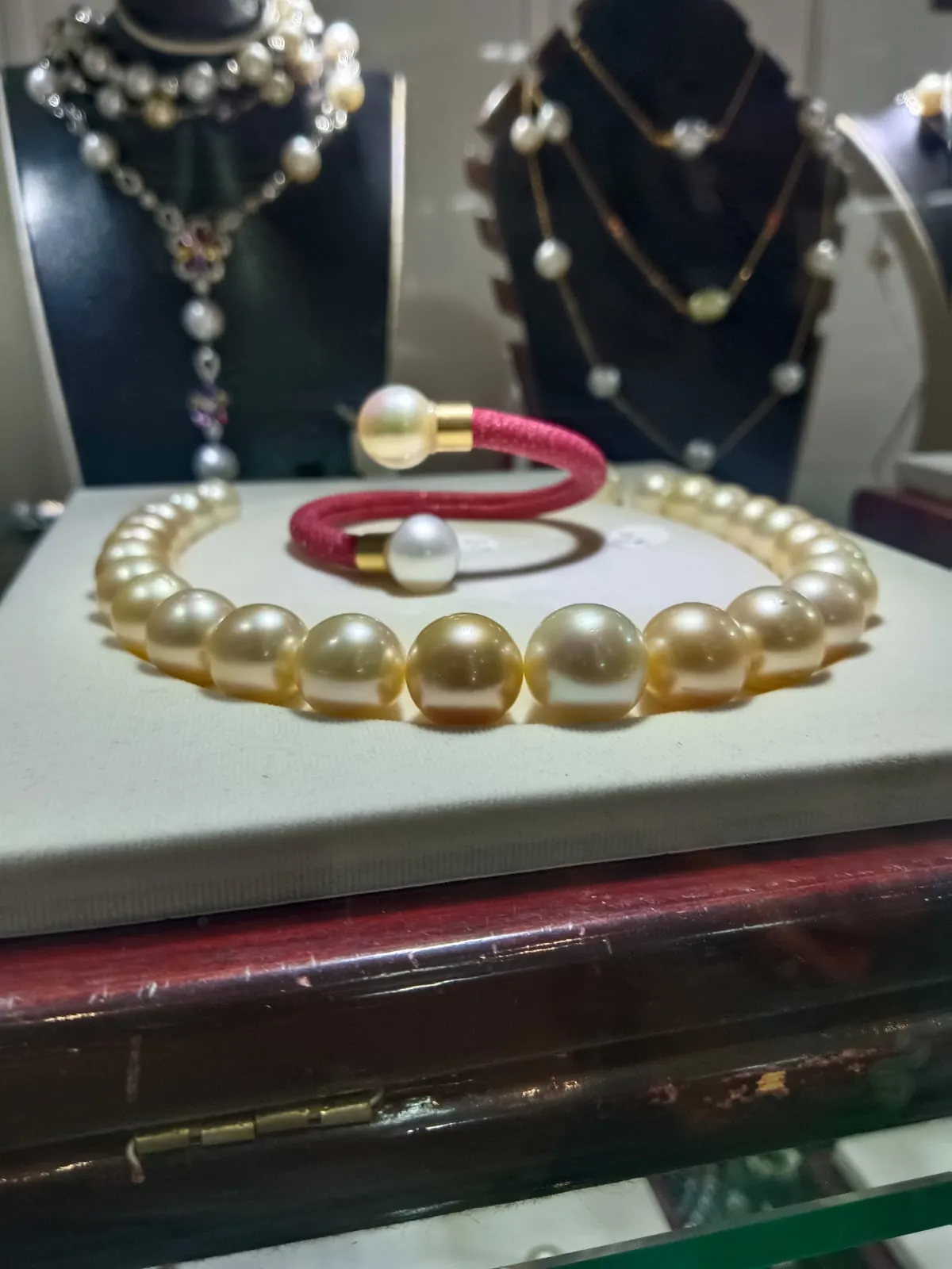 Kalung dan gelang mutiara