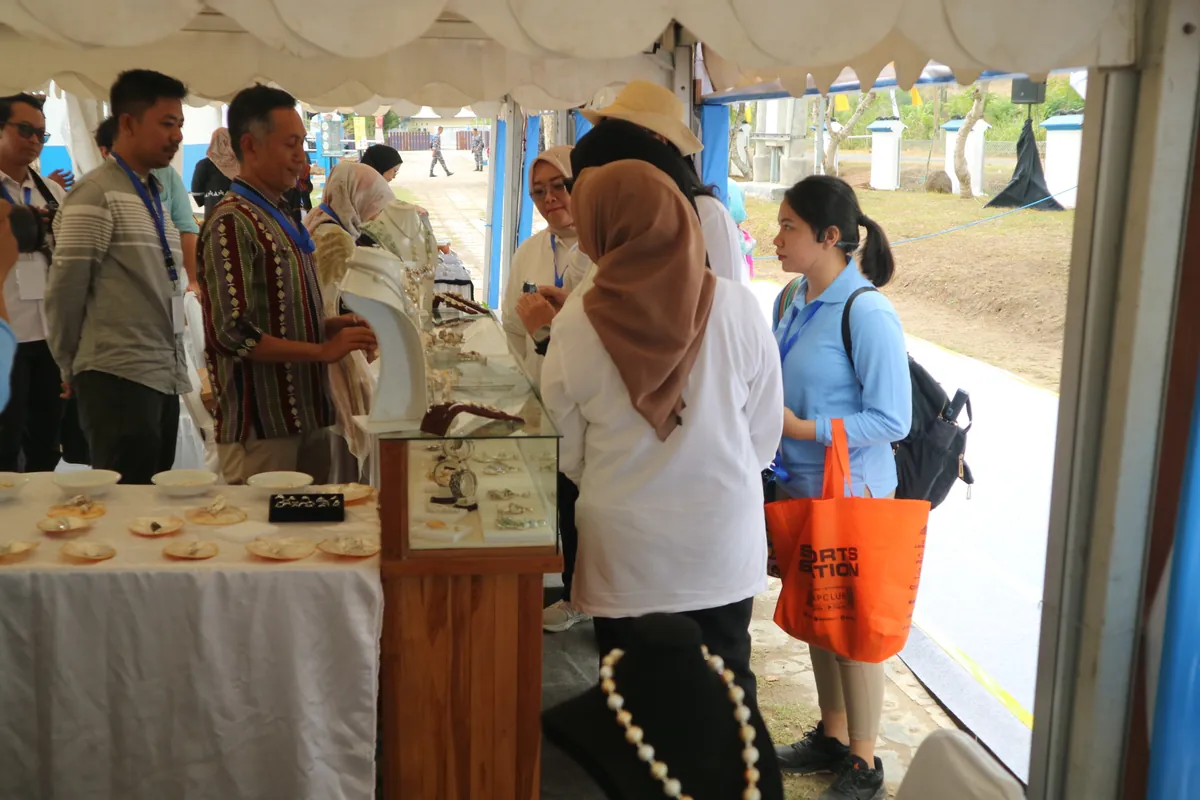 Pengunjung di stan ASBUMI